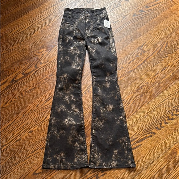 NWT We The Free Women’s 25 Black and Tan High Rise Flare Pants - Picture 1 of 5